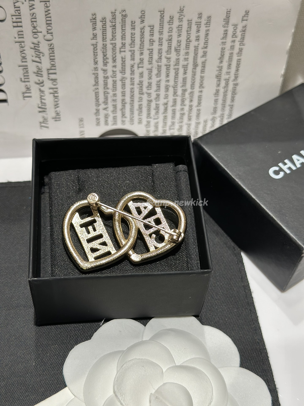 Chanel Double Heart Gold Brooch (2) - www.newkick.vip